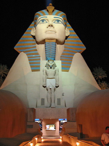 Foto Hotel Luxor bei Nacht - Las Vegas